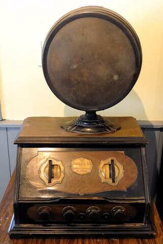 Alba Edison invented the radio