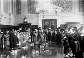 “Leggi fascistissime”: il partito nazionale fascista diventa l'unico partito, soppressione delle libertà di associazione e di stampa, tribunale speciale, ripristino della pena di morte