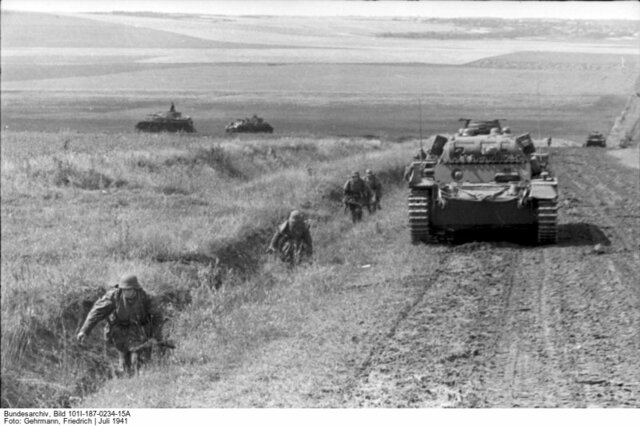 Alemanya envaeix Unió Soviètica.