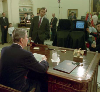 Reagan makes his farewell address