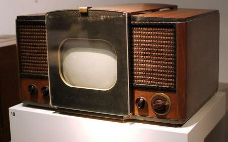 Uso del primer aparato de televisión