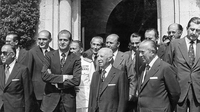 El rey nombra su primer gobierno