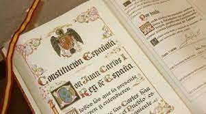 LA CONSTITUCIÓN ENTRA EN VIGOR