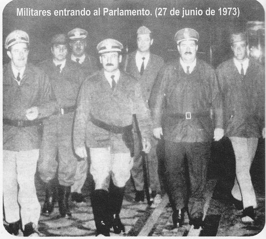Militares entrando al Parlamento