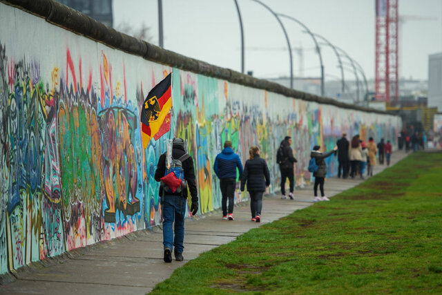 Building the Berlin Wall