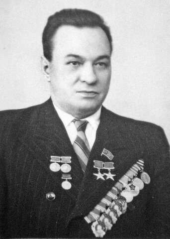 Его имя носит школа.