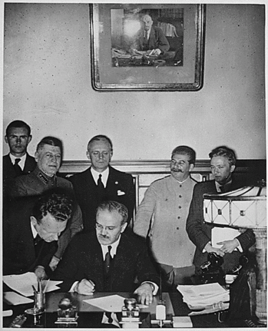 Germany sign the non-agression pact