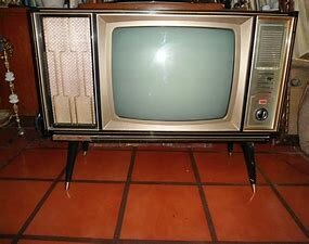 Uso del primer aparato de televisión.