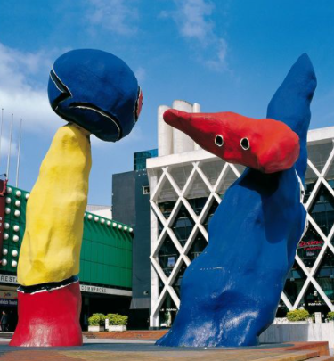 Parella d'enamorats jugant amb flors d'ametller