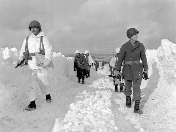 Els alemanys llancen un gran atac a la Batalla de les Ardennes