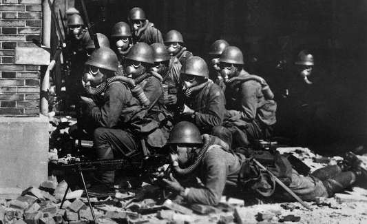 Japón invade Manchuria.