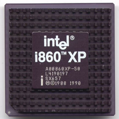 Intel lanzó el microprocesador 80486 y el i860 chip RISC/coprocesador