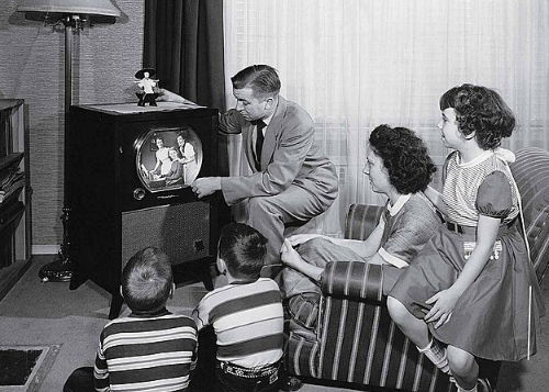 Se comercializa el primer aparato de recepción televisiva