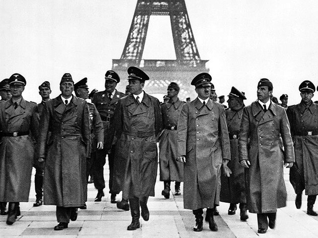 Hitler visitant París en el 1940.