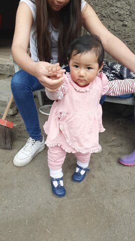 Primeros pasos de su sobrina