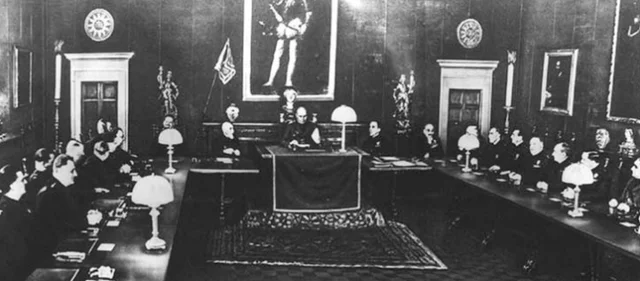 El Gran Consell Feixista italià aprova la retirada de Benito Mussolini i sol·licita que el poder torni a la Corona