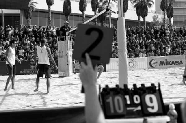 Plaj voleybolu ilk kez 2 kişi ile oynandı.