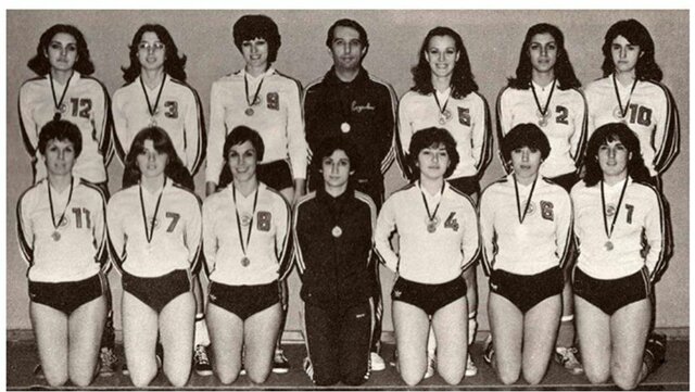 Kadınlarda ilk Dünya Şampiyonası Sovyetler Birliği’nin başkenti Moskova’da yapıldı ve bu turnuvayı da ev sahibi Sovyetler Birliği kazanıp ilk kadınlar dünya şampiyonu oldu.