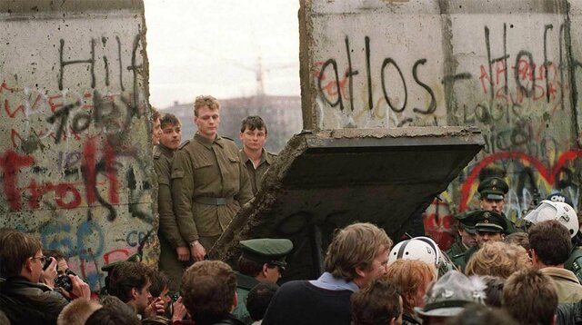 FALL OF THE BERLIN WALL