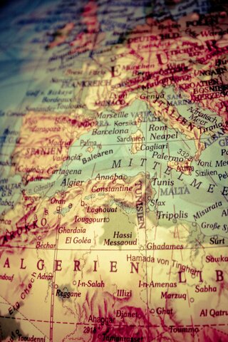 La globalización empezó hacia 1850 (la que tiene lugar entre 1850 y 1914, y la que empezó hacia 1950 han respondido, a las mismas causas)