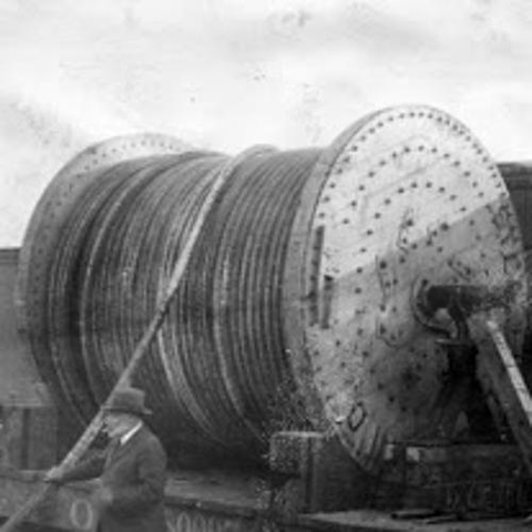 Comienza a instalarse el primer cable telefónico trasatlántico.