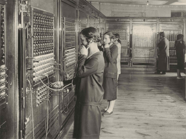 Se instala la primera central pública telefónica, en USA, con componentes electrónicos e incluso parcialmente digital.