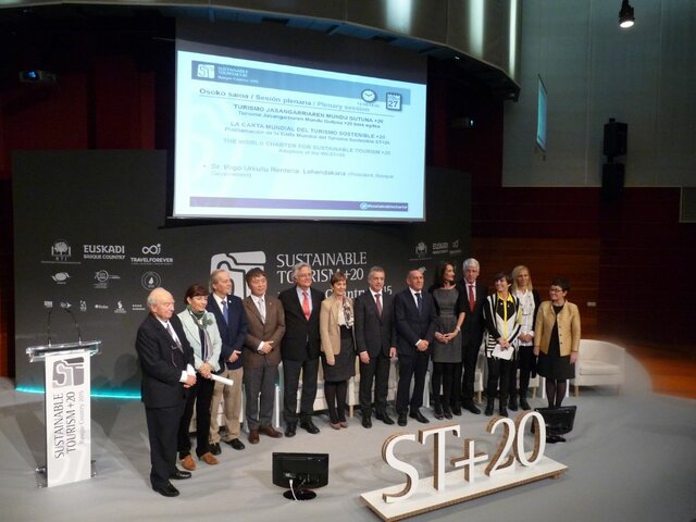 Se establece la Carta Mundial del Turismo Sostenible.