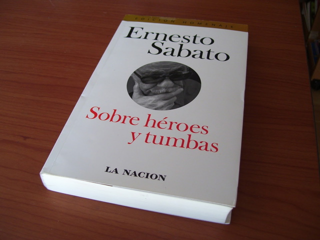 publica su segunda novela, "Sobre héroes y tumbas"