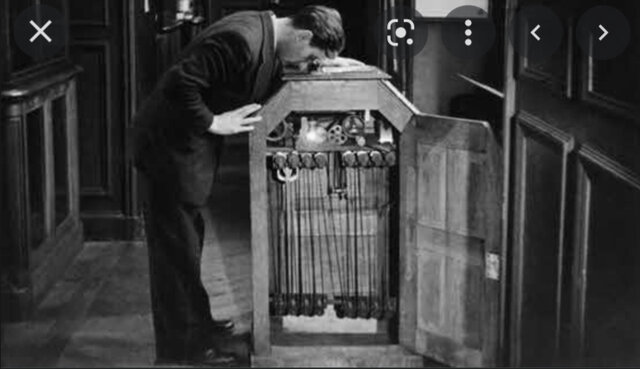 Edison inventa el kinetoscopio, aparato capaz de pasar imágenes en movimiento