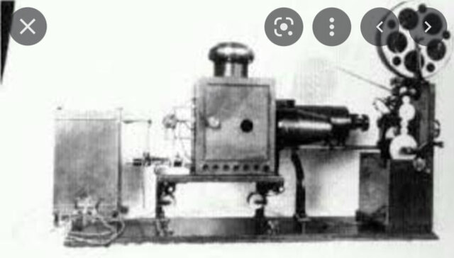 El inventor Edwin S. Porter patenta una versión mejorada de un proyector cinematográfico