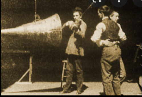 En Alemania, Oscar Messter patenta un sistema de filme sonoro.