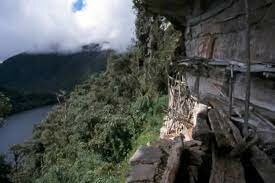 LA LAGUNA DE LAS MOMIAS( CHACHAPOYAS)
