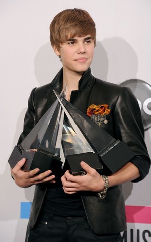 Justin won "Artist of the Year"