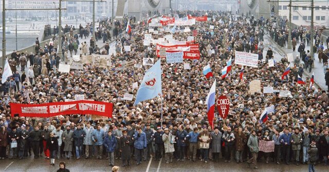 Soviet Union collapses, end of cold war