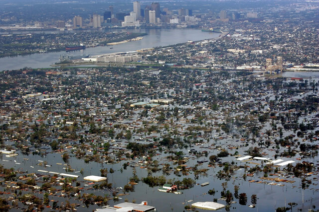 Hurricane Katrina hits gulf coast