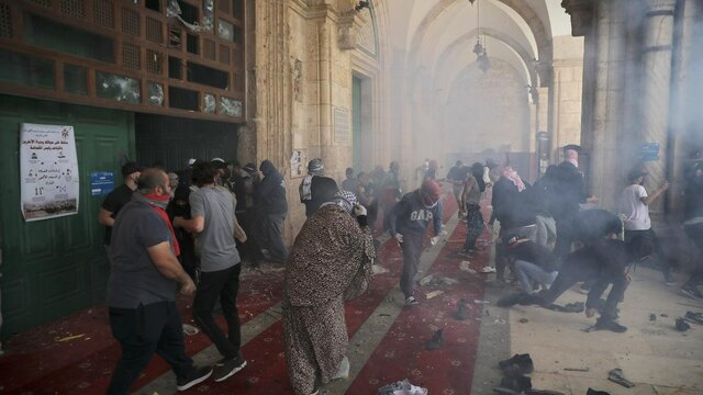 Israeli Defense Soldiers attack Palestinian citezens at Al Aqsa Mosque