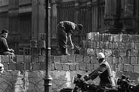 Berlinmuren byggs