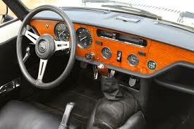 Λεβιές ταχυτήτων ανάμεσα στα δύο εμπρός καθίσματα.