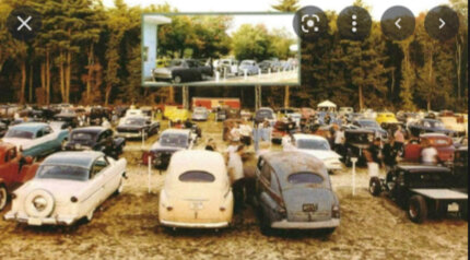 Se abre en Los Ángeles el primer cine al aire libre para automóviles.