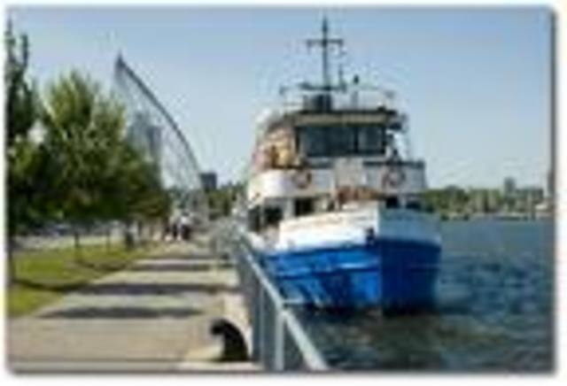 Hamilton Harbour Gueen Boat