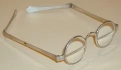 Bejamin Franklin inventó los lentes bifocales