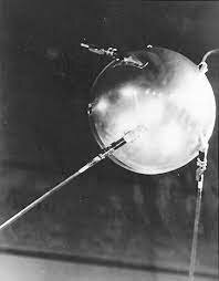 Pirmasis dirbtinis palydovas