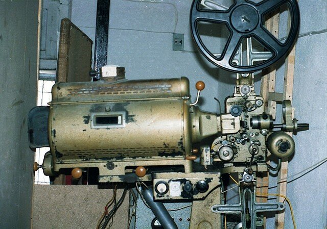 El inventor Edwin S. Porter patenta una versión mejorada de un proyector cinematográfico.