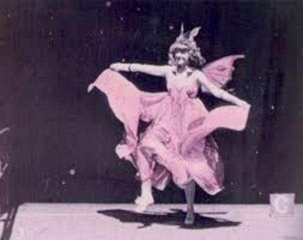 Edison exhibe por primera vez películas coloreadas a mano.