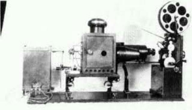 1898  El inventor Edwin S. Porter patenta una versión mejorada de un proyector cinematográfico.