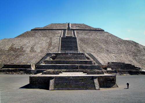 Aztec create the pyramid od the sun and the moon