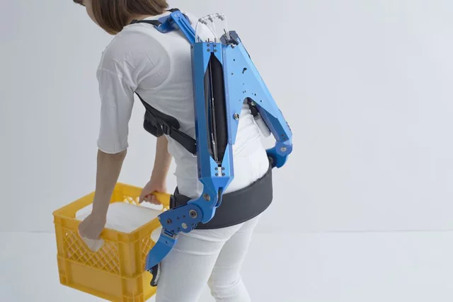 Uso de un exoesqueleto para levantar peso