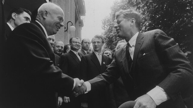 Kruchev visita Washington.