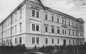 Στα 12 του χρόνια εγκαθίσταται στο Karlovac και ανακαλύπτει την κλίση του για τη φυσική