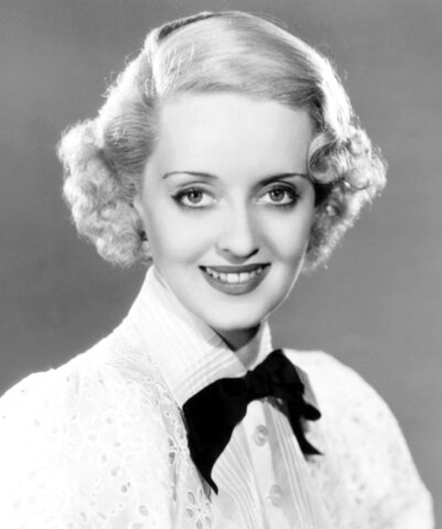 Nace Bette Davis